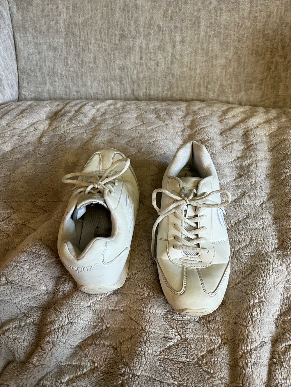 Cheer shoes